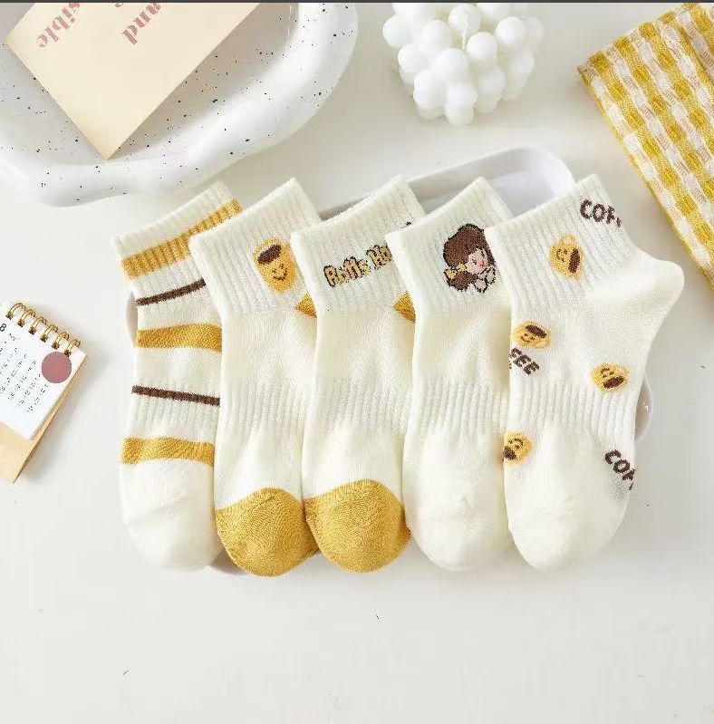 어린 소녀의 커피