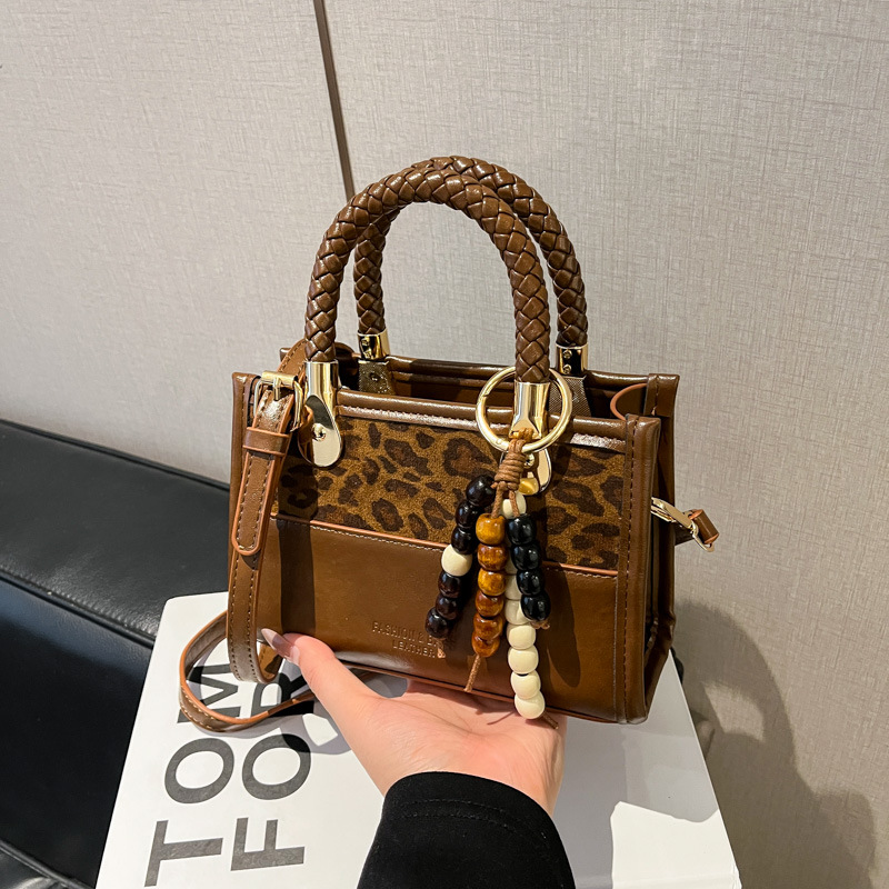 Niche Zhong Leopard Pattern retro bolso de mano mujer otoño / invierno 2025 nuevo estilo de alta calidad de viaje de hombro mochila