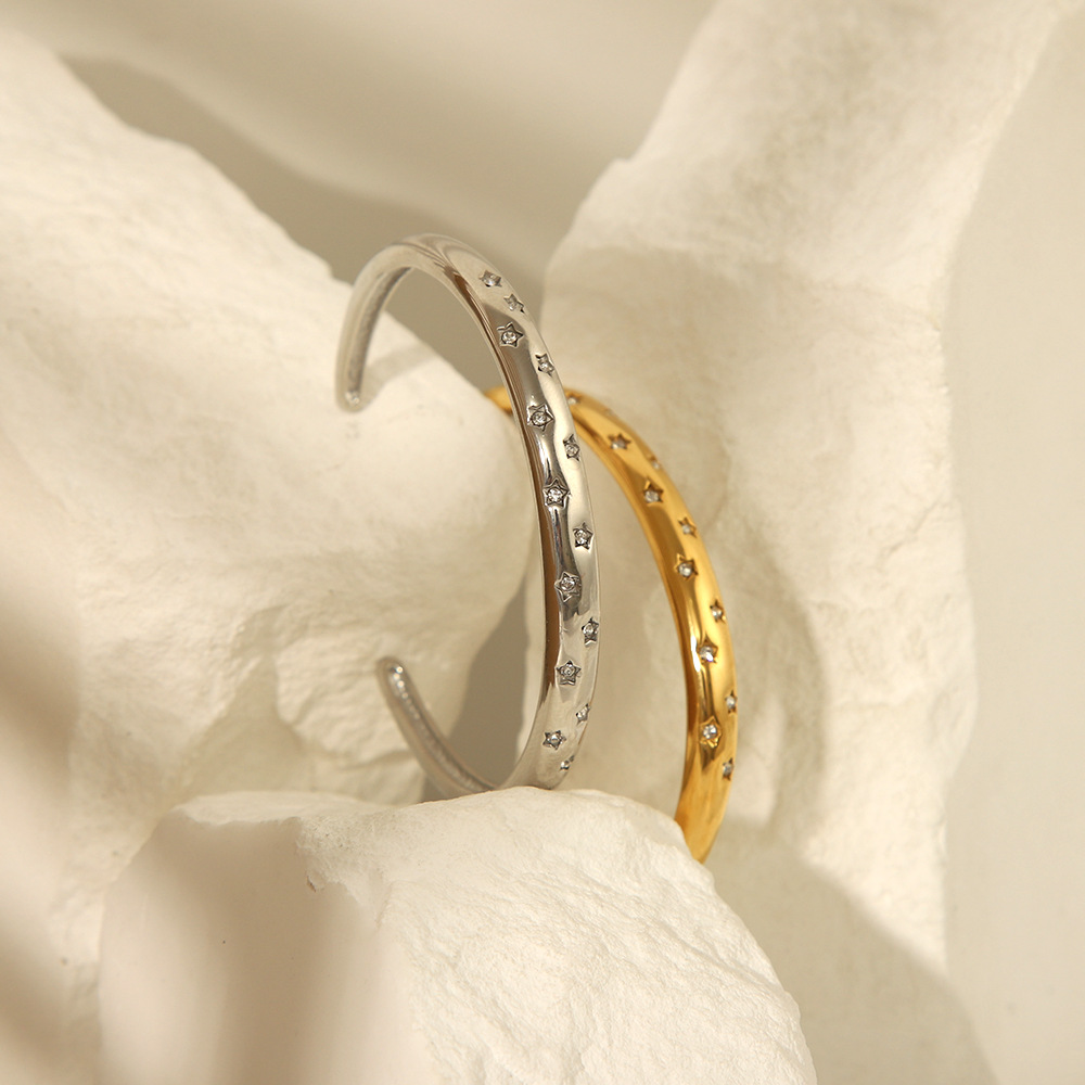 Venta caliente pulsera abierta todo-fósforo joyería 18K galvanoplastia Fundición de acero de titanio de la vendimia estrellada circón ocho Awn estrella transfronteriza