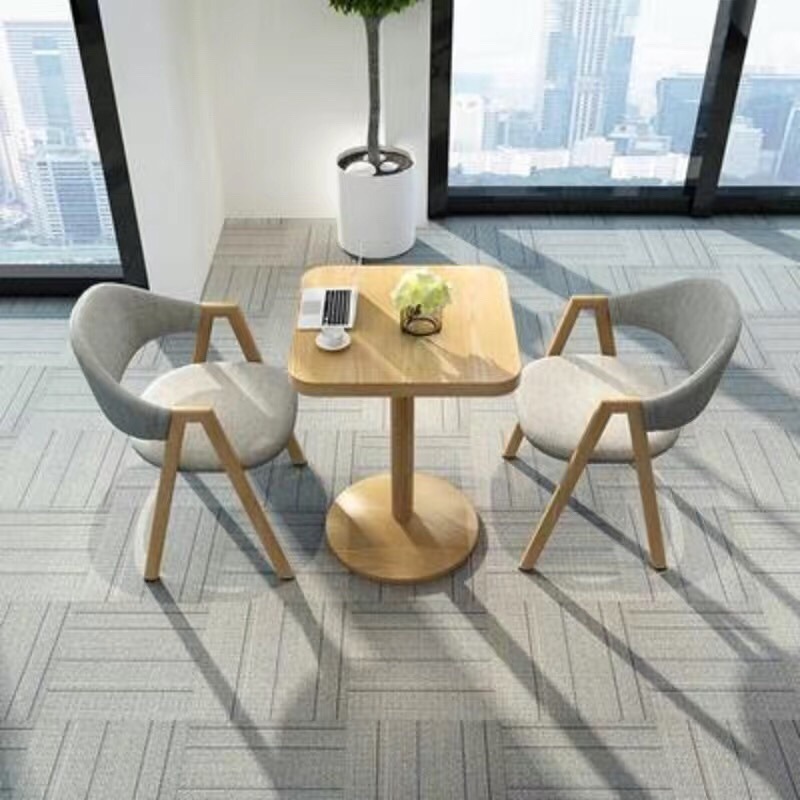 두꺼운 기둥이 있는 원목 컬러 사각 테이블 - 밝은 회색 천