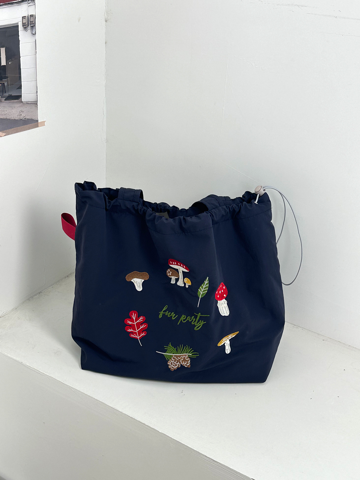 韓国版の新型アルファベットのプリントの包みの女性の大容量のナイロンのショルダーバッグ