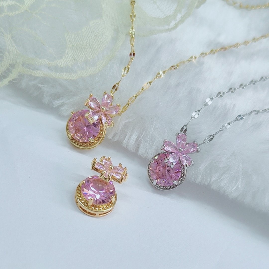 elegant fashionable pendant with zircon
