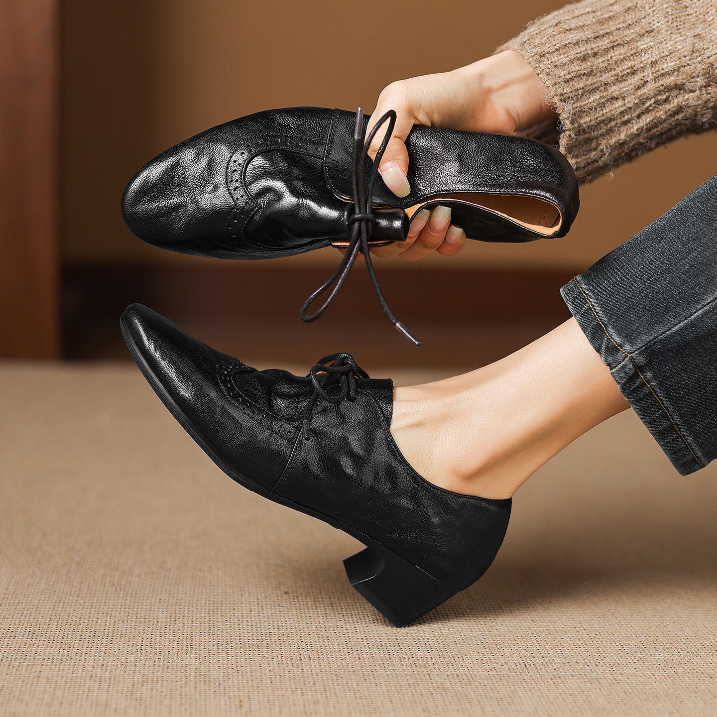 Giày loafer nữ da cừu buộc dây phong cách vintage, gót thấp vuông — màu nâu