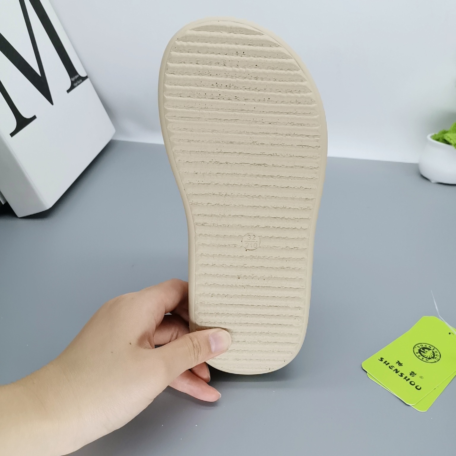 Verano estilo caliente 2025 sandalias retro mujer tesoro 8-13 años a través de la red zapatos casuales antideslizantes tendón de res zapatos de princesa zapatos de playa