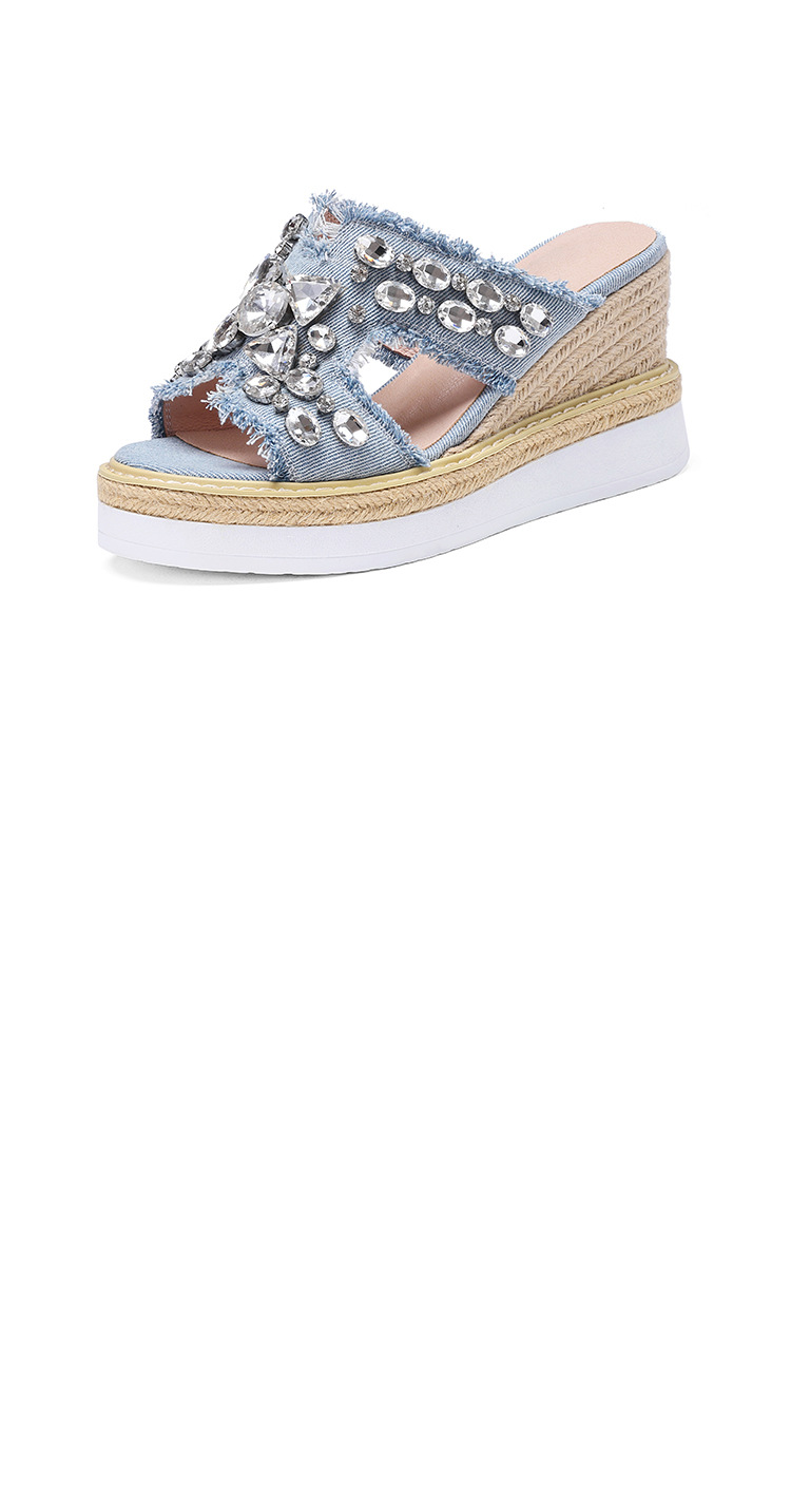 Dép sandal nữ quai ngang đế xuồng cao gót 9 cm, chất liệu denim phối đá đính và đế cói — Cao bồi xanh chi tiết 16