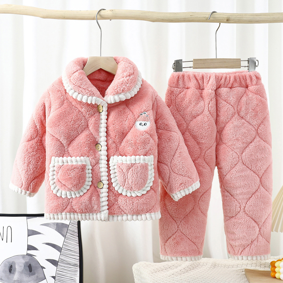 Pajamas infantiles más terciopelo engrosado en invierno 2024 niños niños niños y niñas ropa de hogar caliente ropa infantil al por mayor