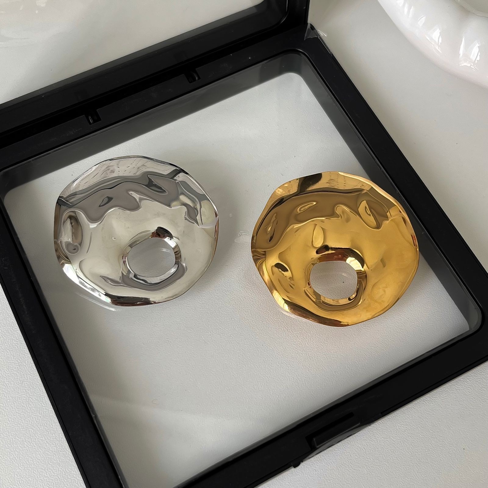 3#작은 은색 속이 빈 둥근 케이크 브로치