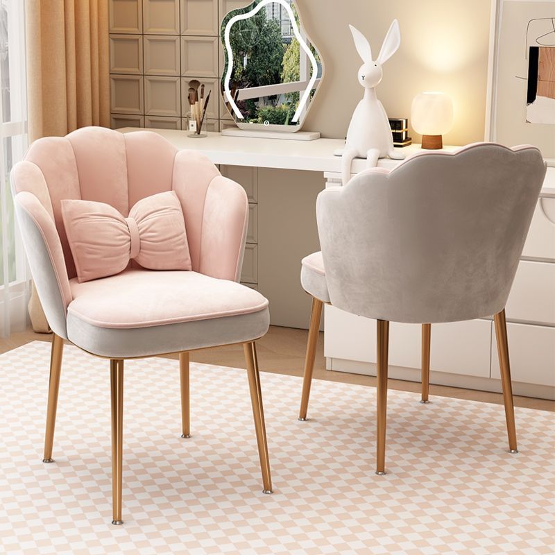 Silla de maquillaje de lujo ligera simple en paquete blando, silla de pétalos domésticos de red moderna, silla de maquillaje de metal multifuncional para dormitorios