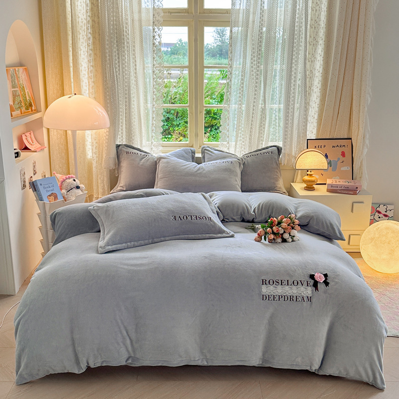 Tejido de bordado caliente grueso de lana de leche de cuatro piezas de sábanas cubiertas de edredón de bordado de tres piezas de cama al por mayor