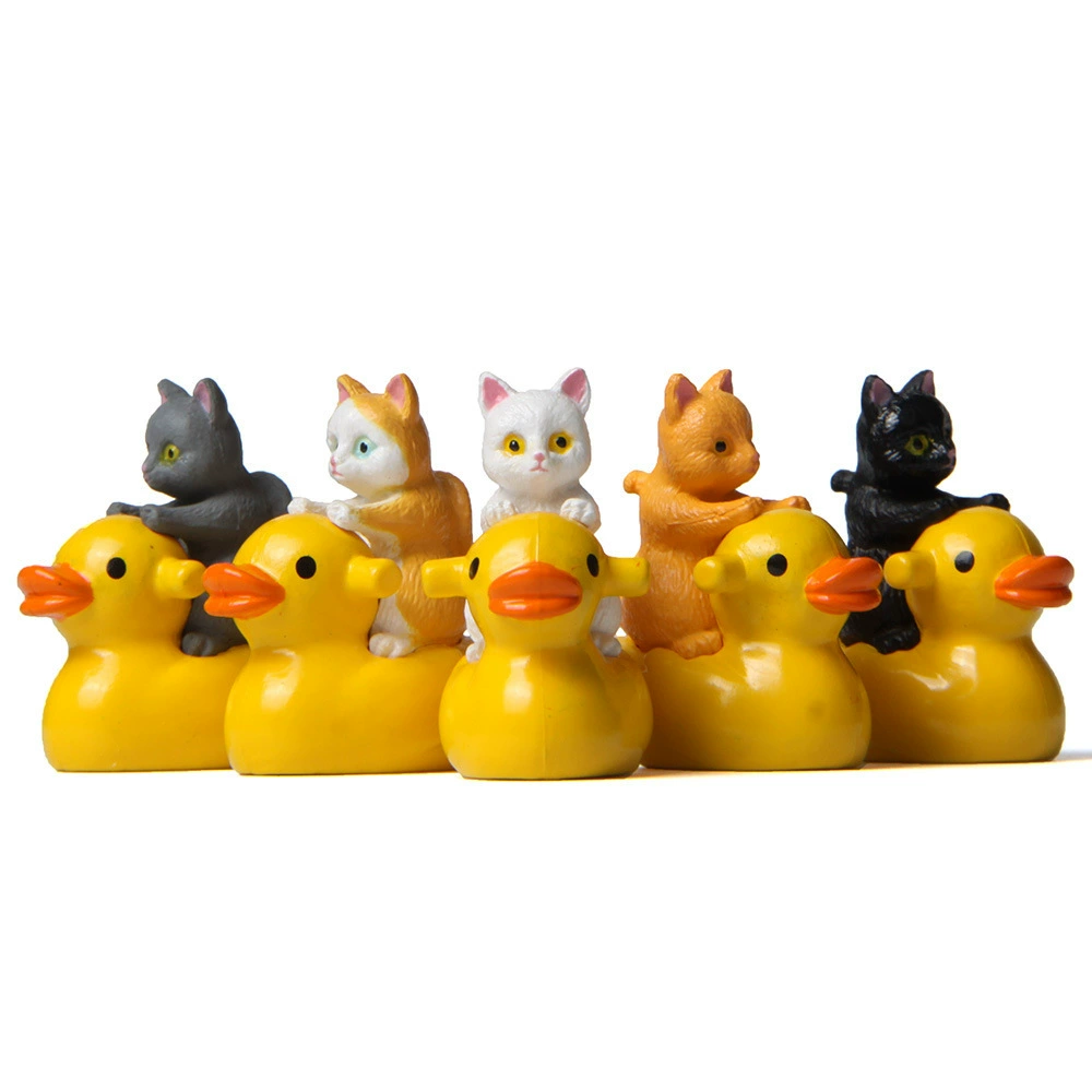 Желтая игрушка-девочка в воде, минифигура, утка, котенок, микромир