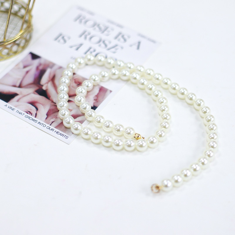 Artificial flower bouquet with pearls, featuring fresh flowers and pearl-embellished chains—perfect for gift wrapping, floral arrangements, and as complementary accessories. Wholesale supplier of premium floristry materials and supplies.