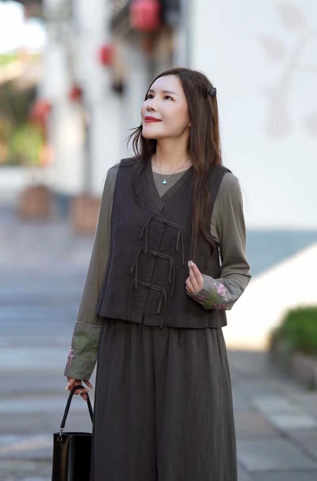 2025 nuevo estilo de otoño estilo nacional de color sólido nuevo estilo chino V collar botón de mujer chaleco chaleco corto image 4