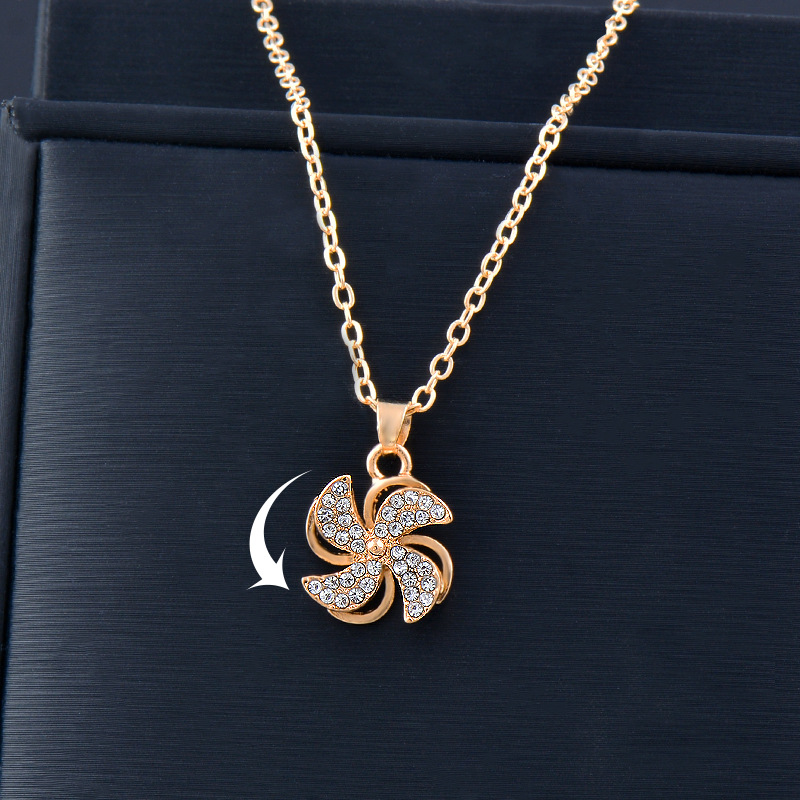 Simple Style Four Leaf Clover Round Flower Alloy Plating Hollow Out Inlay Rhinestones Women's Pendant Necklace 1 Piece display picture 5