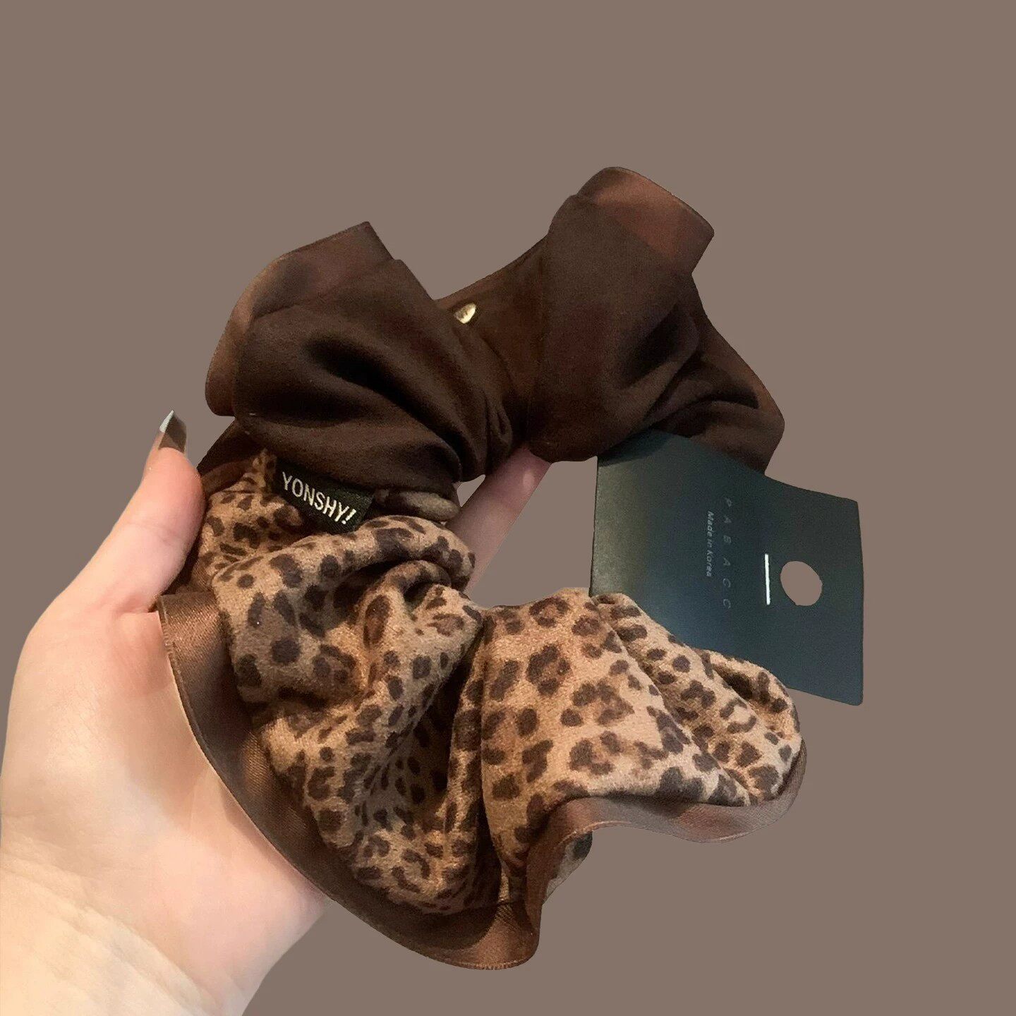 Vintage French-style patchwork leopard print scrunchie for women, 2026 new model, bun hair tie, elegant hair accessory