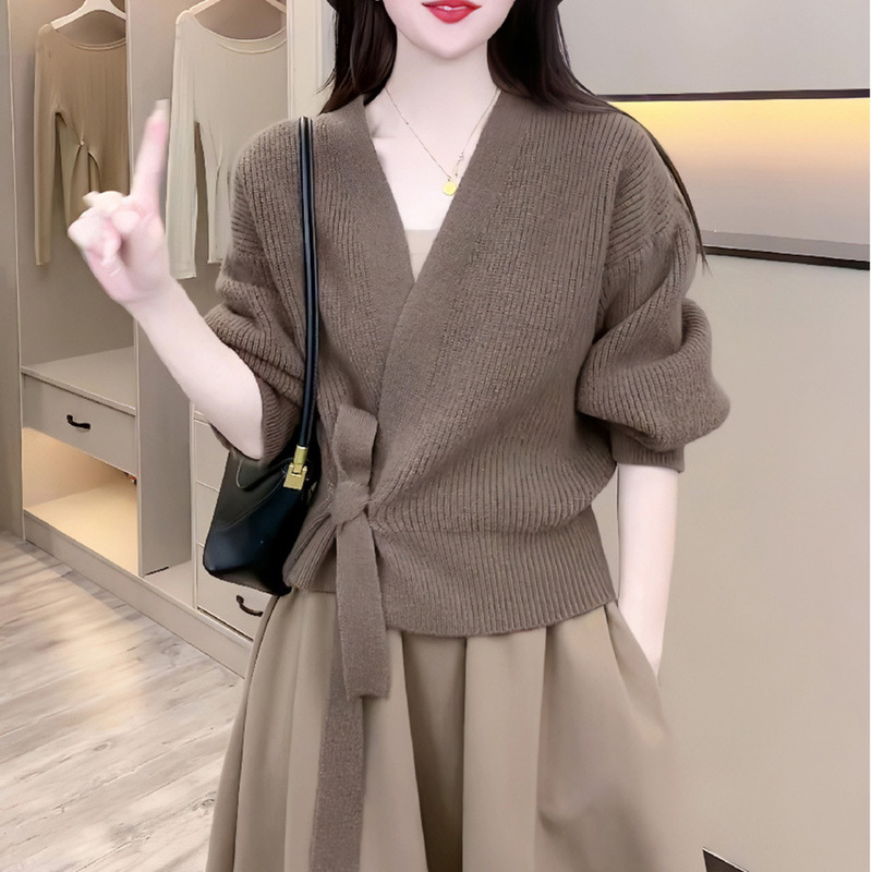 French high-end sweater cardigan women's autumn 2022 new strap V-neck sweet short long sleeve top