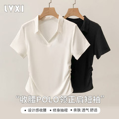 襟をめくる純色のシンプルなpoloシャツのしわは腰のtシャツの肩を収めて痩せています。