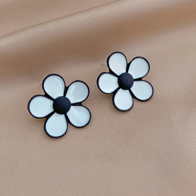 Boucles D'oreilles Simples En Forme De Fleur D'huile Dégoulinant De Noir Et Blanc display picture 2