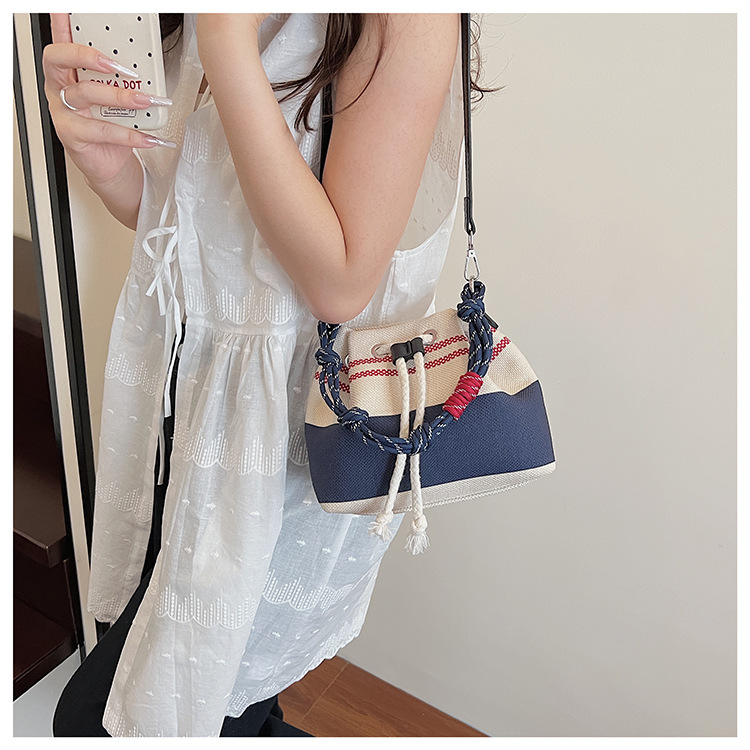 This year, the popular niche design bags are the 2025 new women's versatile canvas crossbody bag and the color-blocking hand-held bucket bag undefined