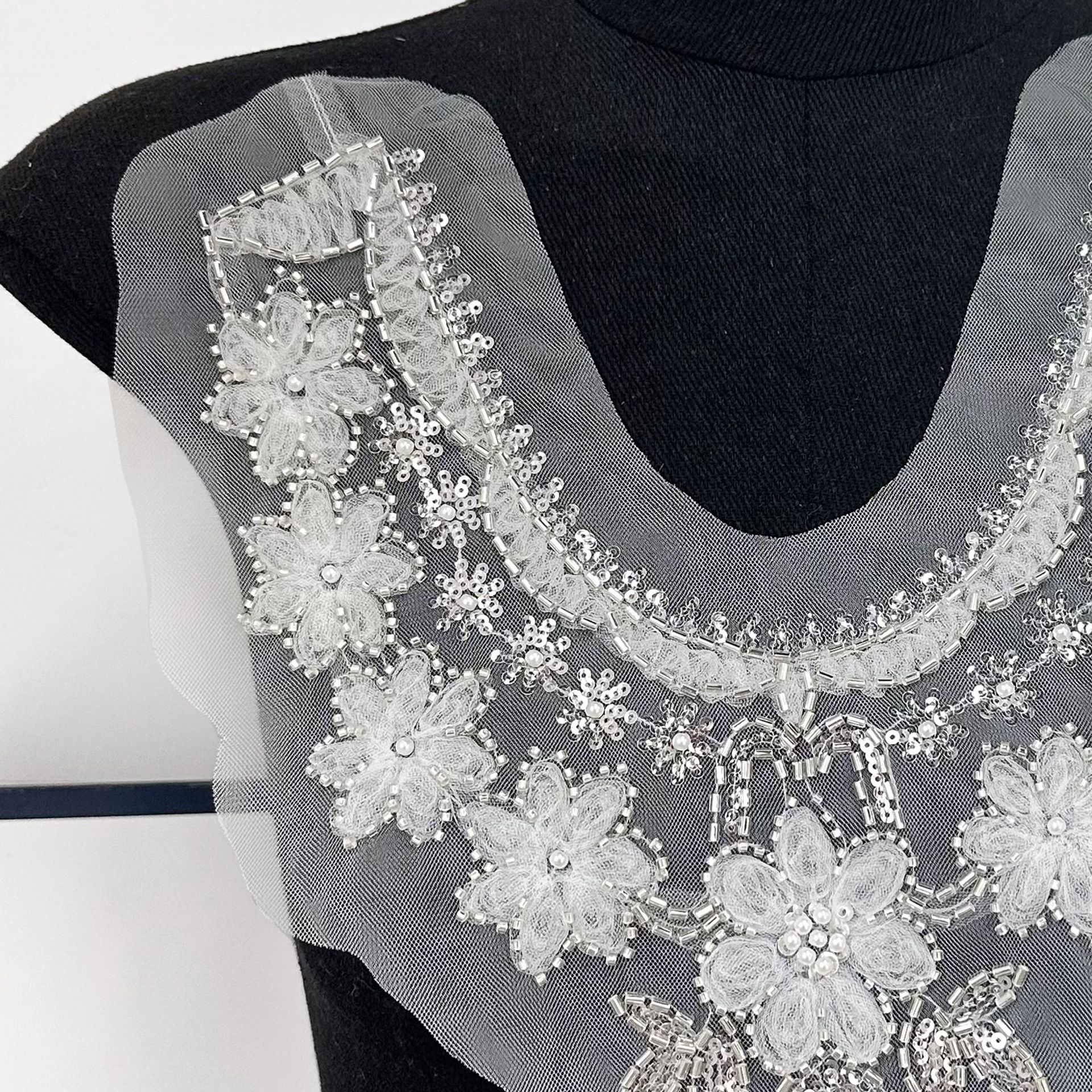 Hangzhou en línea explosión blanca U-cuello cuello cuello de esquinilla decoración con ropa vestido suéter de punto image 3
