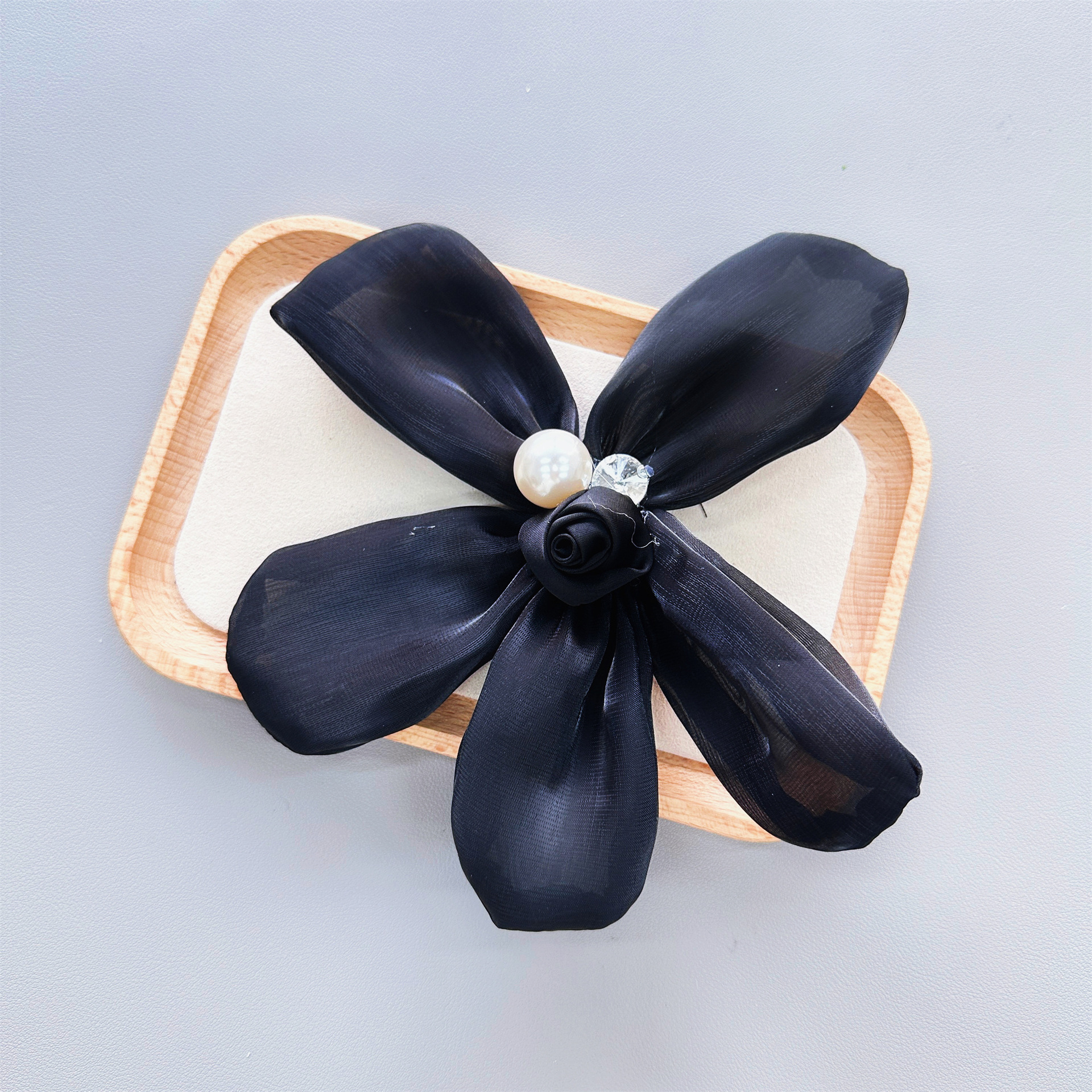 Pequeño viento fragante flor de satén blanco y negro más pin plumas de perla tela decorativa estereoscópica DIY accesorios de ropa image 8