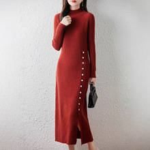2025年秋冬女纯色长袖羊毛衫高领纽扣装饰开叉时尚气质针织连衣裙