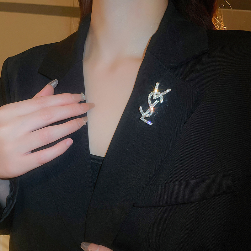 Chanel estilo luz lujo ZIRCON carta broche de moda de alta gama personalidad nicho temperamento suéter pin ramillete para las mujeres