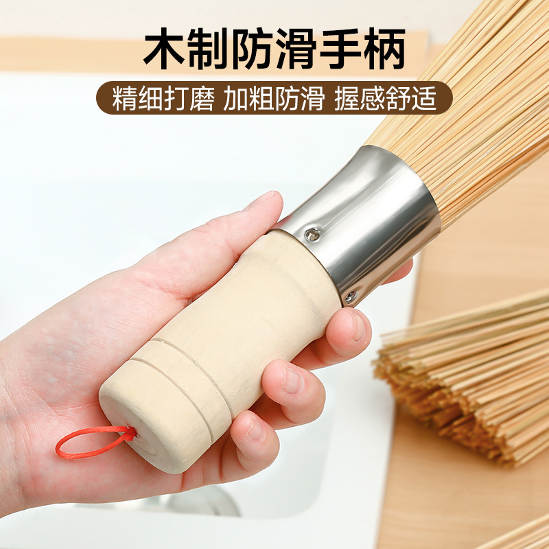 旧式の竹の鍋は台所の専用のブラシを使って鍋の神器を洗って鍋の竹のブラシのほうきの糸瓜の肉を洗います。|undefined