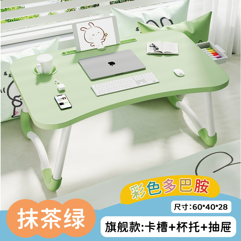 ベッドの上の小さなテーブルは折り畳み式の机があります。|undefined