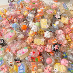 子供のかわいい漫画の小さいつかみはポニーテールの髪を刺してネットの赤い赤ちゃんの女の子を挟みます。