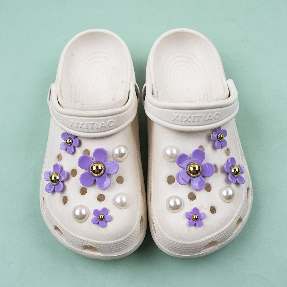 Resina artificial Flor de Oro núcleo de cinco pétalos accesorios de flores DIY agujero zapatos zapato hebilla joyería hebilla Margarita perla conjunto