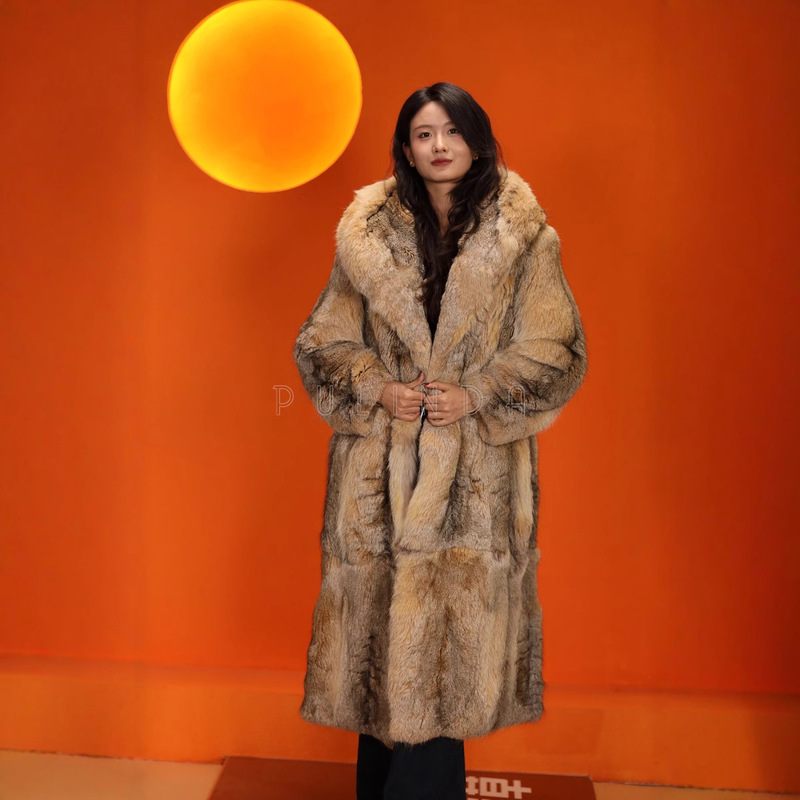 The New Coyote Fur Women's Jacket Wearing a Hat Long Coat