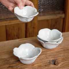 純粋な手作りの手で立体的な花をつまんで皿をつけます。