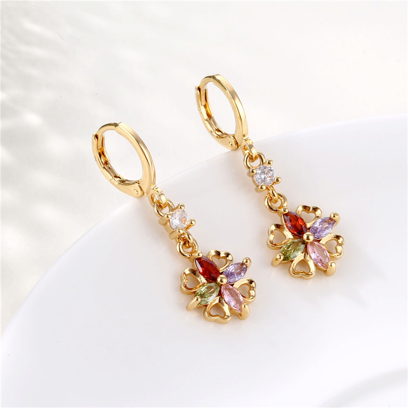 18k Vintage Hollow Color Zircon Four-leaf Clover Copper Earrings Wholesale Nihaojewelry display picture 3