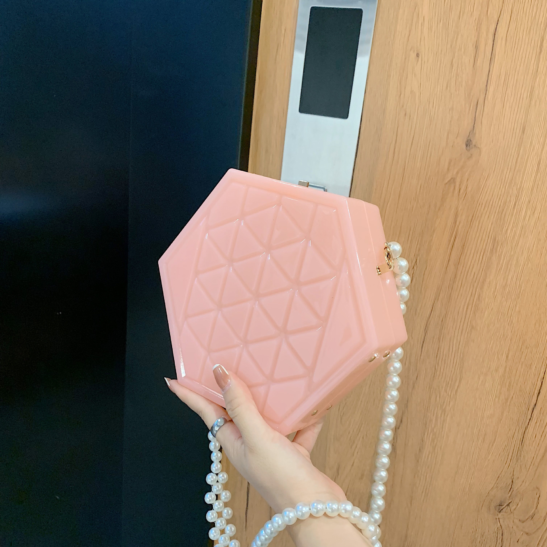 2021 Autumn And Winter New Internet Celebrity Acrylic Box Bag Women's Classic Style Rhombus Water Cube Personalized Crossbody Dinner display picture 4