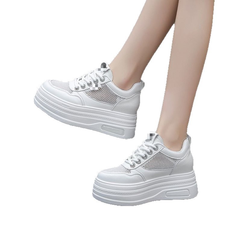Red zapatos blancos para mujeres verano 2026 nuevo tipo delgado transpirable casual hombre pequeño aumento de altura de suela gruesa zapatos de red para mujeres