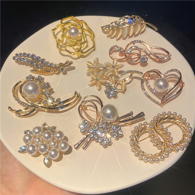 Brooch High-end Women's Wholesale Accessories Fixed Clothes Cute Japanese Buckle Luxury Cardigan Pin Temperament Sweater Suit