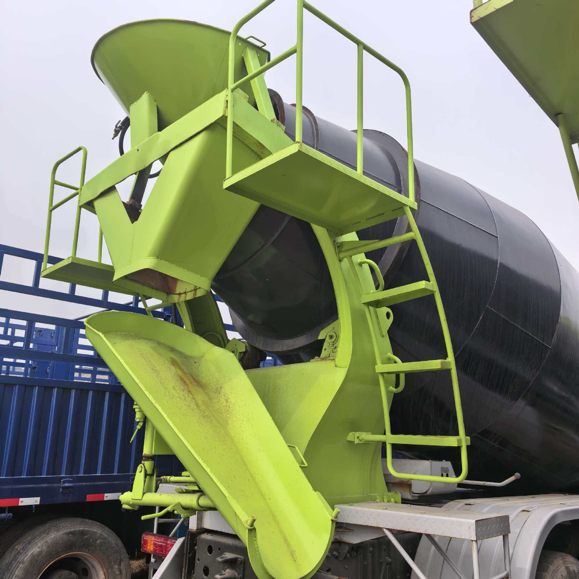 Exported Sinotruk Howo 12-Cubic Meter Mixing Tank, 90% New, Zoomlion Heavy Industry Tank Body, 12-Cubic Meter Sinotruk Howo Mixing Tank