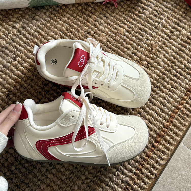 Retro zapatos de entrenamiento alemán para mujeres invierno 2025 nuevos bonitos zapatos blancos de moda zapatos de skate casuales para mujeres