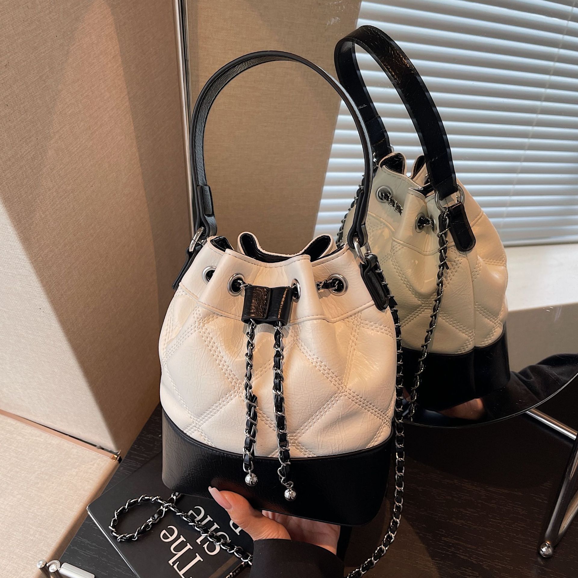 Bolso de diseño coreano de nicho para mujeres 2025, nuevo bolso de hombro de alta calidad, bolso de cubo de agua de cadena de diamante