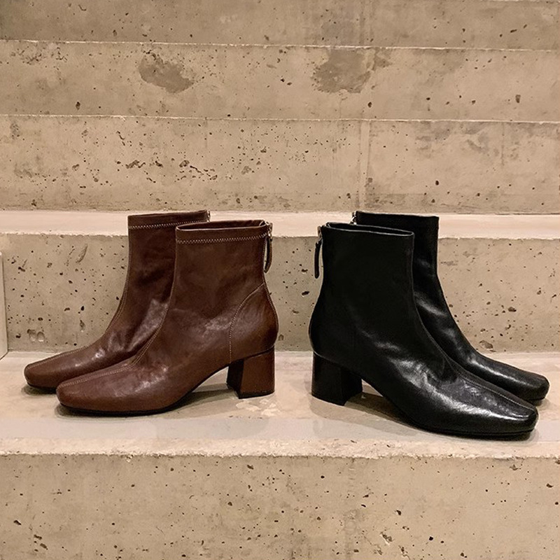 Nuevas botas cortas de otoño e invierno para mujer, estilo francés, con punta cuadrada pequeña, de cuero de caballo texturizado y desgastado, con tacón grueso, versátiles y que estilizan la figura.