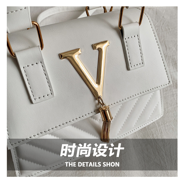 This year, trendy, fashionable and high-quality handbags are in vogue. Women's bags with stylish tassels and unique diagonal patterns are single-shoulder crossbody women's bags undefined
