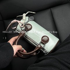 超人気のポータブルボストンスモールバッグレディース2025新しいライトラグジュアリーニッチデザインハイエンドクロスボディピローバッグ