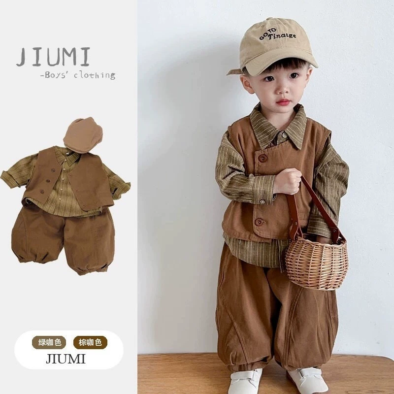 Осенний костюм для мальчиков 2025 новые детские корейские рубашки ретро жилет фонарь три комплекта весенней и осенней одежды