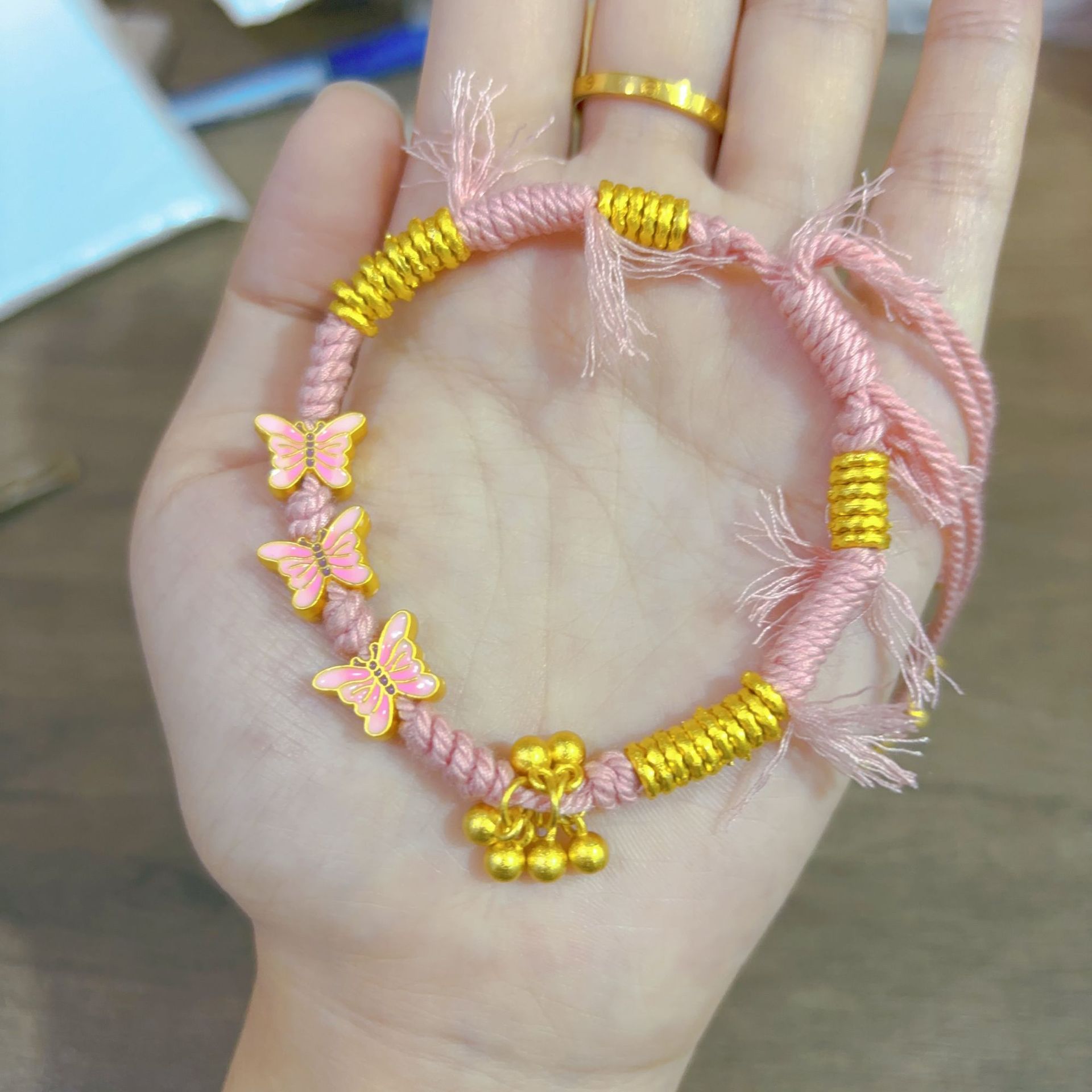 Bracciale antico in smalto color oro sabbia con motivo a farfalla e martello, bracciale placcato oro da donna con corda per avvolgere la vita, fornitura_voghion.com