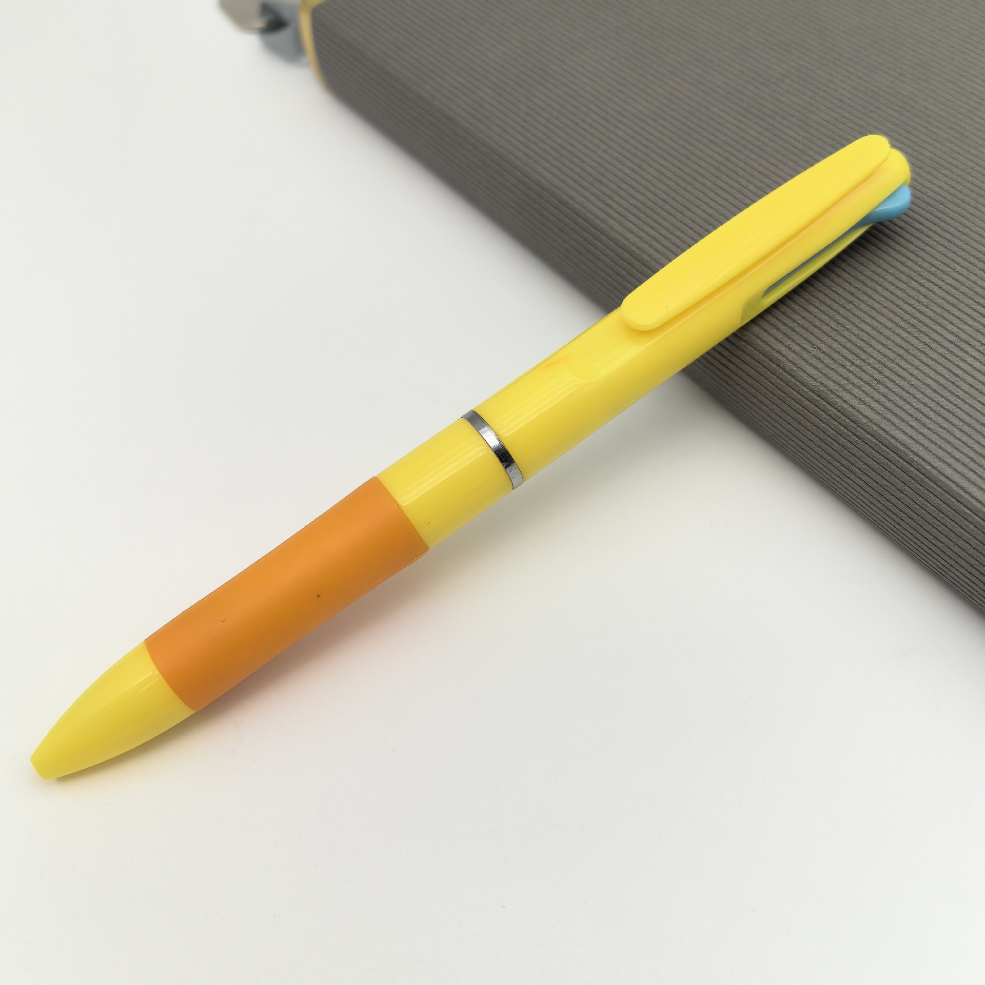 Nuevo bolígrafo multicolor creativo de plástico tricolor en un bolígrafo publicitario simple color 3 colores bolígrafo al por mayor