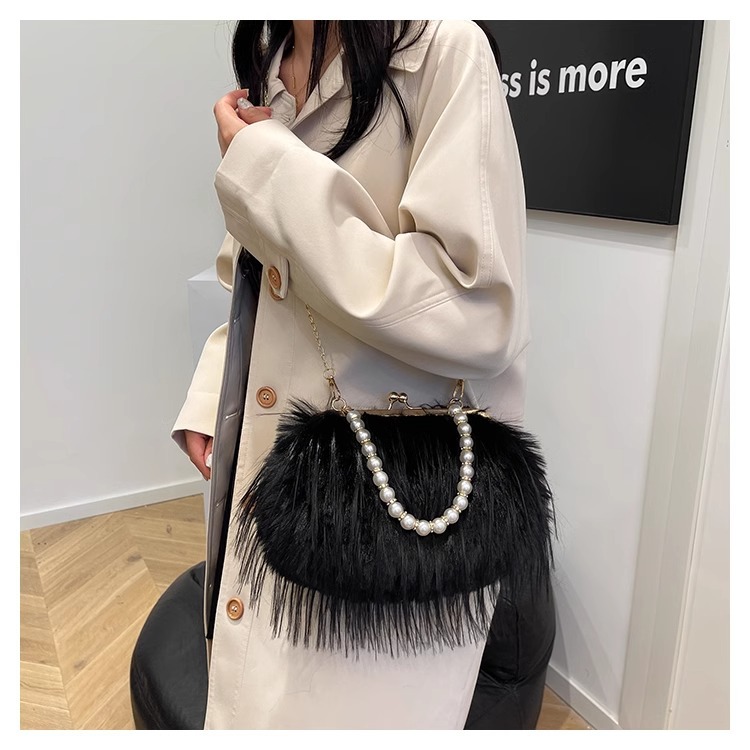 Women's Exquisite furry plush bag messenger bag autumn and winter plush bag pearl chain handbag_voghion.com