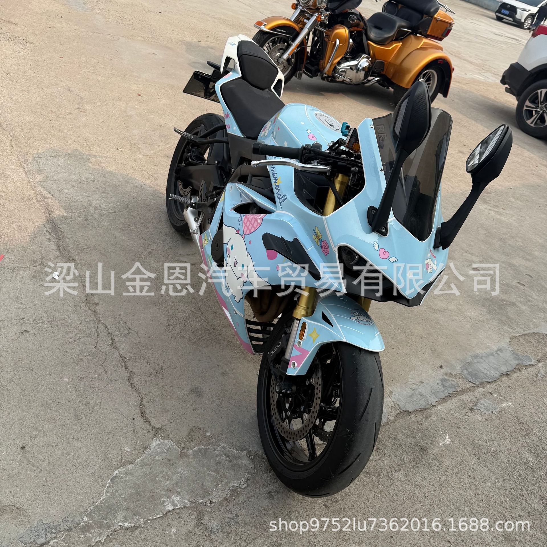Manufacturer Exports 4*2 Cargo Transport Vehicles, 360-Horsepower Dump Trucks, and Motorcycles That Are Flexible, Sturdy, and Durable