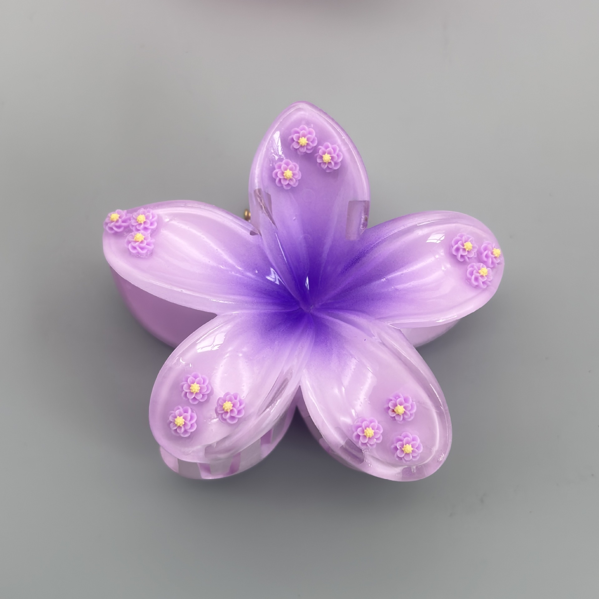 Pinza de pelo acrílica con flor de plumeria para mujer, accesorio de alta gama, pinza de tiburón, pinza de pelo cruzada para el verano.