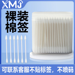 フロストの箱の中の半製品の双頭の赤ちゃんは耳を切る綿棒で化粧をして化粧を落とします。