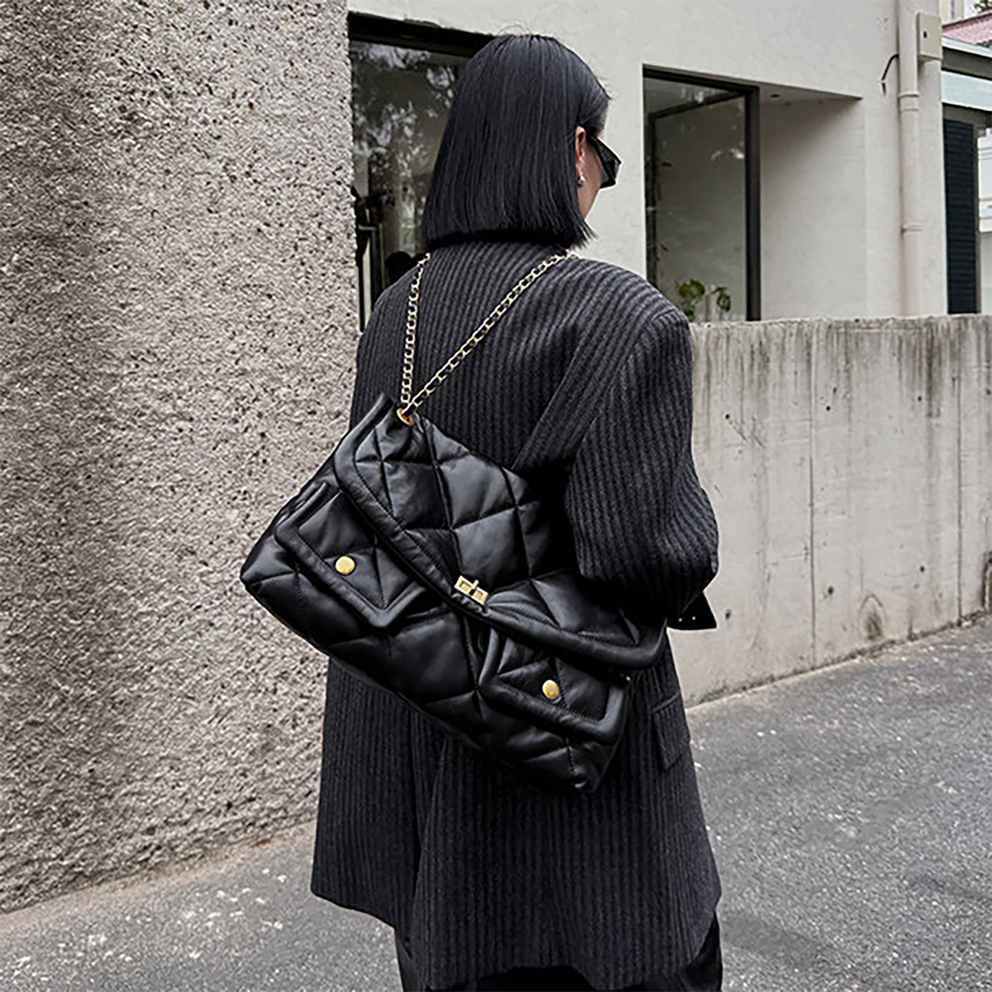 Xiaoxiangfeng Mittelalterliche matte Schultertasche mit zwei Fächern, Rindsleder, Rautenmuster und Kette, großes Fassungsvermögen_voghion.com